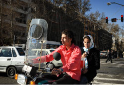 إيرانيّان يقومان بنزهة في طهران أمس (فريد دوفور ـ أ ف ب)
