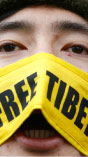 ناشط تيبتي خلال احتجاج في لندن أمس (لوك ماكغريغور ـ رويترز)