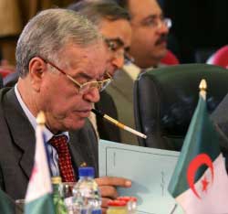 المندوب الجزائري عبد القادر حجّار خلال اجتماع المندوبين في دمشق أمس (باسم تلاوي - أ ب)