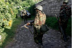 جنود من الجيش الوطني القمري للتنمية في أنجوان أمس (جيروم ديلاي ـ أ ب)