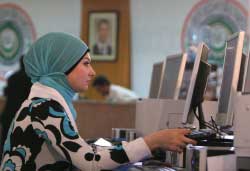 صحافية سوريّة في المركز الإعلامي للقمّة العربية في دمشق أمس (عادل حنّا - أ ب)