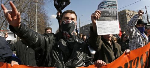 معارضون روس يتظاهرون في موسكو أمس ( ألكيسي سازونوف )