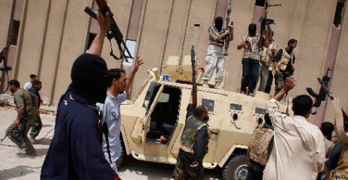 عناصر من جيش المهدي يستولون على آلية للجيش العراقي في البصرة أمس (عاطف حسن - رويترز)