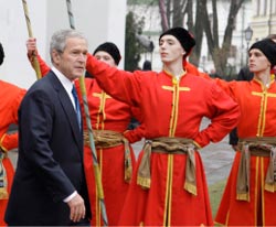 بوش خلال زيارته لأوكرانيا أمس (غريغوري دوكور ـ رويترز)