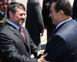 مبارك وملك الأردن قبل أن ينضمّ إليهما عبّاس في القاهرة أمس (يوسف ألان ـ أ ب)