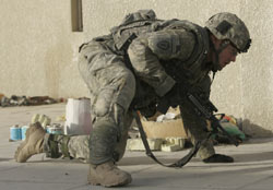 جندي أميركي يختبئ من رصاصات قنّاص في مدينة الصدر أمس (بيتر جوزيك ـــ أ ب)
