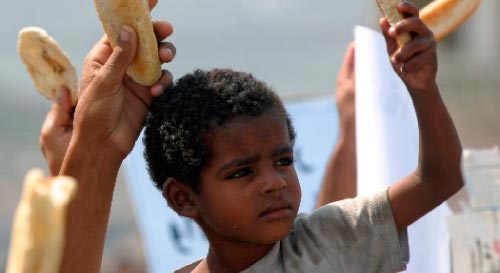 طفل يمني يحتجّ على الأزمة الاقتصاديّة والسياسية التي بدأت الصيف الماضي وامتدّت إلى اليوم (خالد عبد الله ـ رويترز