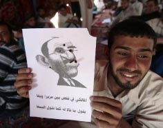 أنصار مقتدى الصدر يحملون صوراً تهزأ بالمالكي في مدينة الصدر أمس (أحمد الربيعي ــ أ ف ب)