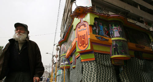 مصري يجول في أحد شوارع المحلّة التي التزم فيها المواطنون الإضراب العام أمس (ناصر ناصر ـــ أ ب)