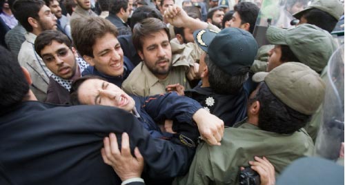 عناصر شرطة إيرانيّون يصدّون متظاهرين قرب السفارة الهولنديّة في طهران الأسبوع الماضي (مورتيزا نيكوبازل ـــ