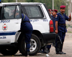 رجال شرطة بحرينيّون يتفقّدون مكان الهجوم في كرزكان أمس (حسن جمالي ـــ أ ب)