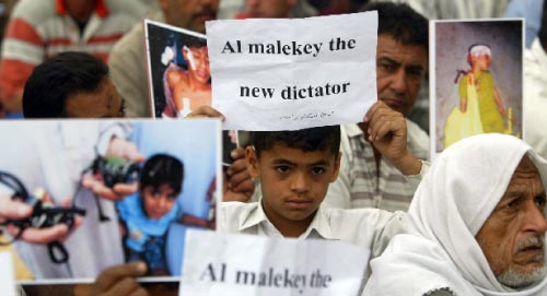أنصار الصدر يرفعون شعار: «المالكي الديكتاتور الجديد» خلال صلاة الجمعة في مدينة الصدر أمس (أحمد الربيعي ـ أ ف ب)