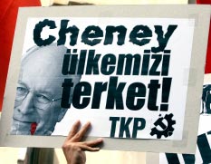شيوعي تركي يرفع شعارات مناهضة لتشيني (سركان سنتورك ــ أ ب)