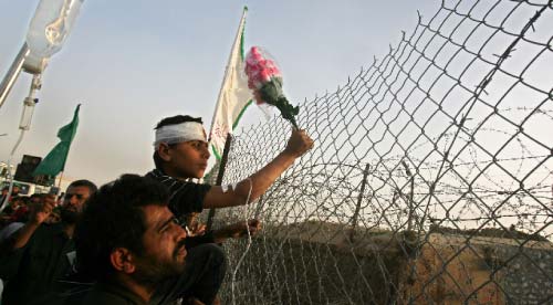 أطفال فلسطينيّون يشاركون في تظاهرة لرفع الحصار عن غزّة على معبر رفح الأسبوع الماضي (سيد خطيب ــ أ ف ب)