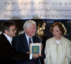 كارتر يتلقّى هديّة من «ملتقى السلام الفلسطيني ـــ الإسرائيلي» في القدس المحتلّة أمس (أ ف ب)
