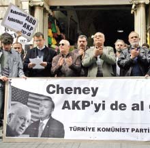 أتراك من الحزب الشيوعي التركي يتظاهرون ضدّ تشيني وأردوغان في أنقرة الشهر الماضي (عثمان أورسال ـــ رويترز)