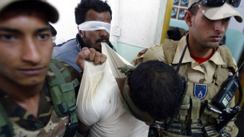 مدنيّون يعتقلون عراقيين في كربلاء أول من أمس (محمد سواف ـــ أ ف ب)