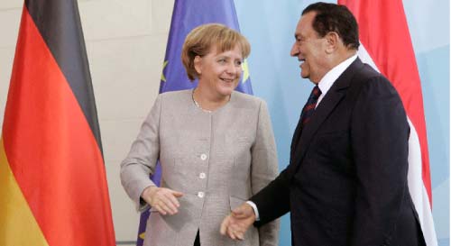 مبارك وميركل في برلين أمس (فابريسيو بنش ـ رويترز)