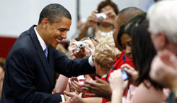 أوباما يحيّي ناخبيه في إنديانا أوّل من أمس (جيف هاينس ــ رويترز)