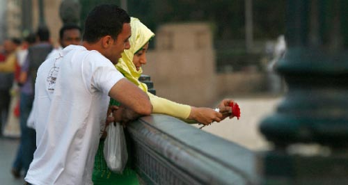 رغم القهر والفقر لا يزال هناك عشّاق في مصر (أسماء وجيه ـــ رويترز)
