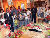 عراقيّون يحيون ذكرى ميلاد صدّام حسين عند قبره في تكريت أمس (ضيا حميد ـــ أ ف ب)