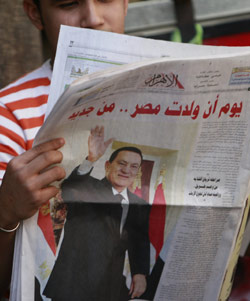 صحيفة «الأهرام» الحكوميّة تهلّل لعيد ميلاد مبارك (خالد دسوقي ـــ أ ف ب)