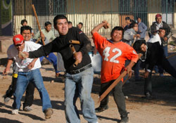 بوليفيّون مؤيّدون لاستفتاء الحكم الذاتي يواجهون معارضين له في سانتا كروز أمس (أ. ستابف ــ رويترز)