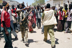 مسلّحون صوماليّون يتظاهرون ضدّ ارتفاع الأسعار في مقديشو أمس (فيصل عمر ـــ رويترز)