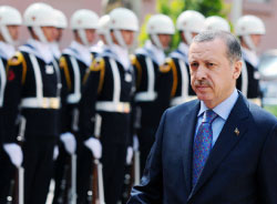 أردوغان يستعرض فرقة التشريفات في الجيش في أنقرة الشهر الماضي (برهان أوزبيليتشي ـــ أ ب)