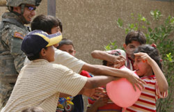 أطفال عراقيّون يتقاتلون على حيازة بالون في بغداد (أوليغ بوبوف ـــ رويترز)