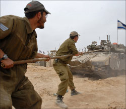 جنديّان إسرائيليّان ينظّفان مدفعيّة دبّابة قرب الحدود مع غزّة أمس (دايفيد بويموفيتش ـــ أ ف ب)