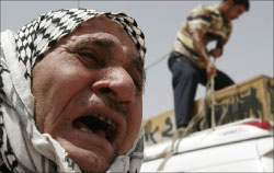 عراقي يبكي قريباً له خلال تشييعه في النجف أمس (علاء المرجاني ـــ أ ب)