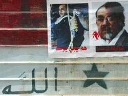 ملصقات معادية للمالكي في مدينة الصدر الأسبوع الماضي (وسام العقيلي ـــ أ ف ب)