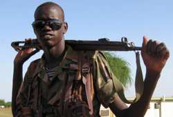 مسلّح سوداني من جيش التحرير الشعبي في أبيي الأسبوع الماضي (دايفيد لويس ـــ رويترز)
