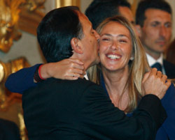فراتيني يعانق وزيرة البيئة ستيفانيا بريستيجياكومو في روما (ريمو كاسيلي ـ رويترز)