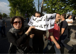 إيرانيّة تتظاهر دفاعاً عن هويّة الخليج «الفارسي» في طهران (مورتيزا نيكوبازل ــ رويترز)