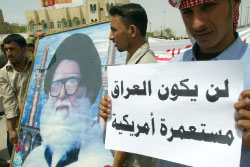 أنصار الصدر يتظاهرون في الكوفة ضدّ الاتفاقيّة الأميركيّة ــ العراقيّة أمس (قاسم زين ـــ أ ف ب)