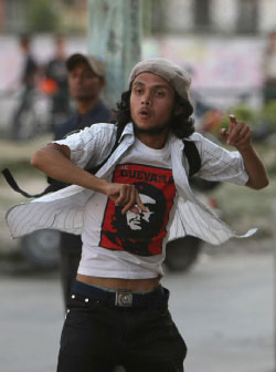 نيباليّ يرمي حجراً على الشرطة أول من أمس (بيدرو أوغارتي ــ أ ف ب)