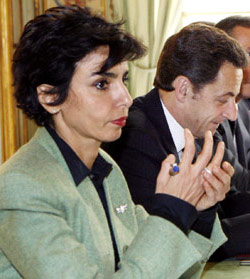 ساركوزي وداتي في قصر الإليزيه في 10 نيسان الماضي (جاك برينون - أ ف ب)