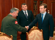 ميدفيديف يستقبل القائد الجديد للجيش الروسي نيكولاي ماكاروف في موسكو أول من أمس (أ ب)