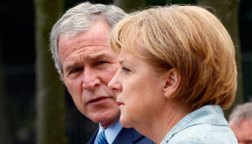 بوش وميركل شمالي برلين أمس (بافل كوبسينسكي ـــ رويترز)
