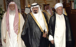 عبد الله ورفسنجاني ومفتي السعوديّة عبد العزيز الشيخ في مكّة الأسبوع الماضي (أ ف ب)