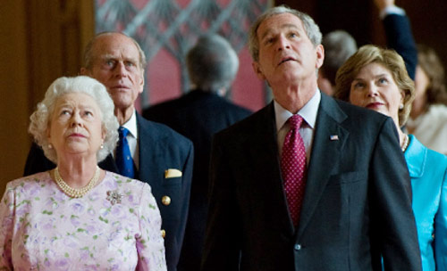 بوش والملكة إليزابيت في لندن أمس (سوب لوب