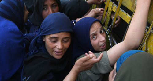 مصريات يتدافعن للحصول على الخبز في قرية جنوبي القاهرة الأسبوع الماضي (كريس بورونكل ـــ أ ف ب)