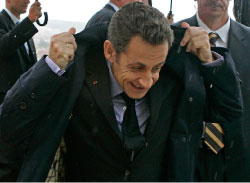 ساركوزي يحتمي من الأمطار في براغ أول من أمس (ديفيد سرني ـــ رويترز)