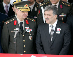 عبد الله غول وقائد الجيش البرّي إلكر باسبوغ في أنقرة (أوميت بكتاش ـــ رويترز)