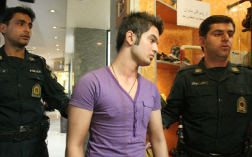 «شرطة الآداب» الإيرانيّة تعتقل شاباً قصّة شعرة وملابسه «غير مقبولة» في طهران أول من أمس (رويترز)