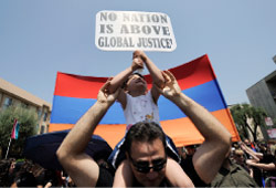 أرمن يطالبون بمحاكمة تركيا على «الإبادة» في لوس أنجلس في نيسان الماضي (ك. دجانسيفيان ـــ أ ب)