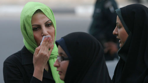 شرطيّة إيرانيّة تأمر نسوة بإزالة مساحيق التجميل عن وجوههنّ في طهران أول من أمس (رويترز)