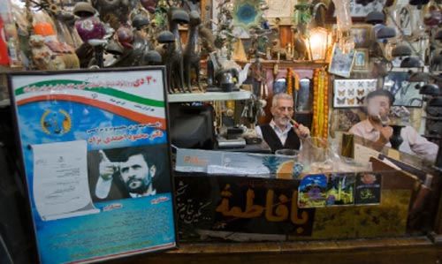 صور نجاد للبيع في أصفهان (مورتيزا نيكوبازل ـــ رويترز)